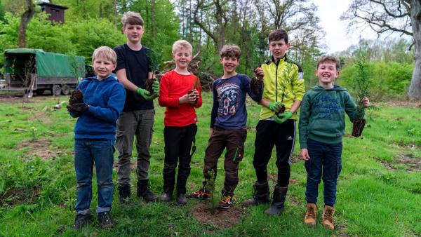 Pflanz-Aktion mit den Freunden. Gemeinsam pflanzen die Jungs 300 Setzlinge und wollen dem Wald damit helfen. | Rechte: ZDF/Florian Lippke