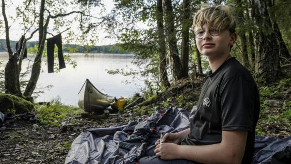 Im schwedischen Nationalpark legt Marc große Strecken mit dem Kanu zurück. Abends baut er sein Zelt auf, um darin zu übernachten. | Rechte: ZDF/Susanne Bohlmann