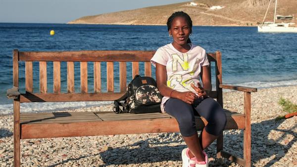 Die 11-jährige Kerene ist mit ihrer Mutter und ihren Schwestern aus dem Kongo nach Griechenland geflüchtet. Auf der Insel Tilos haben sie eine neue Heimat gefunden. | Rechte: ZDF/Lefteris Fylaktos