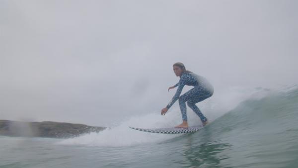 Surfen ist Miriams große Leidenschaft. Die Zwölfjährige lebt in Portugal und surft seit ihrem sechsten Lebensjahr. Nun will sie eine neue Herausforderung wagen: Tow-in surfen. Ein Jet-Ski soll sie in die Welle ziehen. | Rechte: ZDF/Francesco Cerrutti