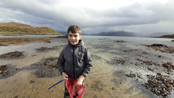 Alles, was im Wasser kreucht und fleucht, begeistert Aonghas. Der Elfjährige lebt in Schottland und leidet an Dyspraxie, einer Nervenerkrankung. Manchmal fällt er deshalb hin, aber das hält ihn nicht ab, jede freie Minute am Strand zu verbringen und nach Tieren zu suchen. | Rechte: ZDF/Magnus Graham