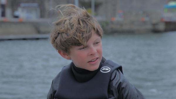 Valentin ist zehn Jahre alt und lebt in Saint-Malo in der Bretagne. Er ist ein begeisterter und sehr talentierter Segler. In diesem Jahr will er in seiner Bootsklasse Optimist Französischer Meister werden. | Rechte: ZDF/Jean-Michel Piron