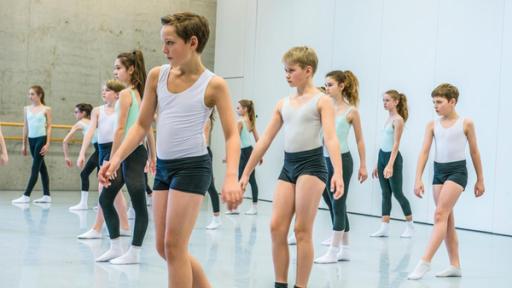 Carl und seine Mitschüler befinden sich in der Schulsporthalle beim Tanz-Unterricht.