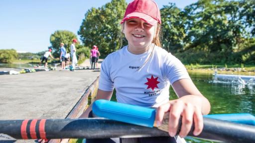 Hannah im Ruderboot