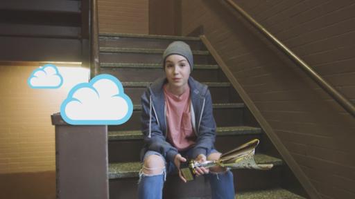 Jenny sitzt auf einer Treppe mit einem Pokal in der Hand.