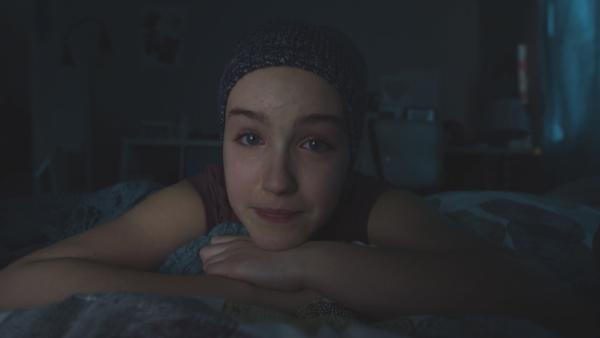 Jenny liegt in ihrem dunklen Zimmer auf dem Bett. | Rechte: KiKA/9347-4732 Québec Inc