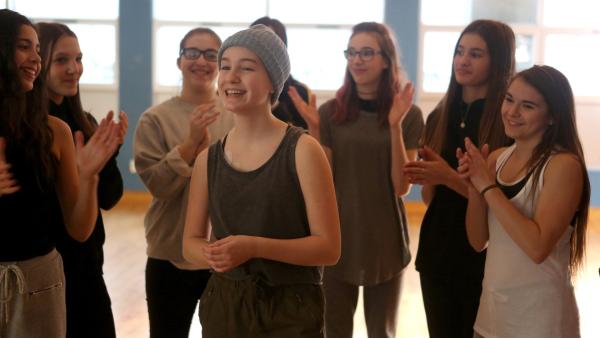 Die Tanzgruppe applaudiert Jenny (Émilie Bierre). | Rechte: KiKA/Productions Avenida 2017, Sébastien Raymond