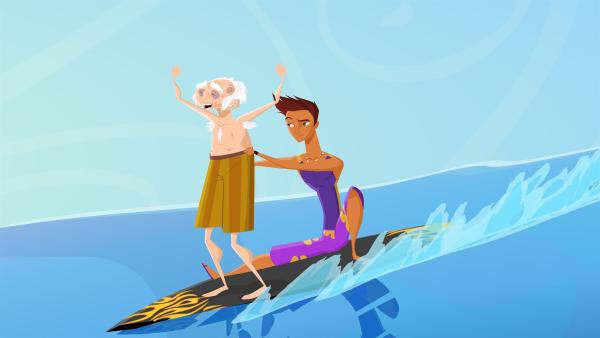 Reef gelingt es tatsächlich, dem alten Chester beizubringen, wie man surft. | Rechte: KiKA/Fresh TV/Cake Entertainment