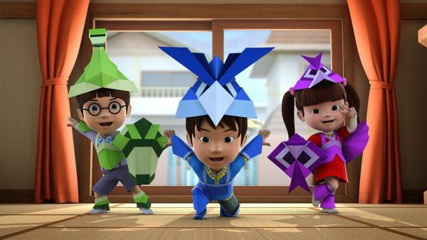 Die Kinder basteln sich Origamikostüme. | Rechte: KiKA/FunnyFlux/QianQi/EBS/CJ E&M