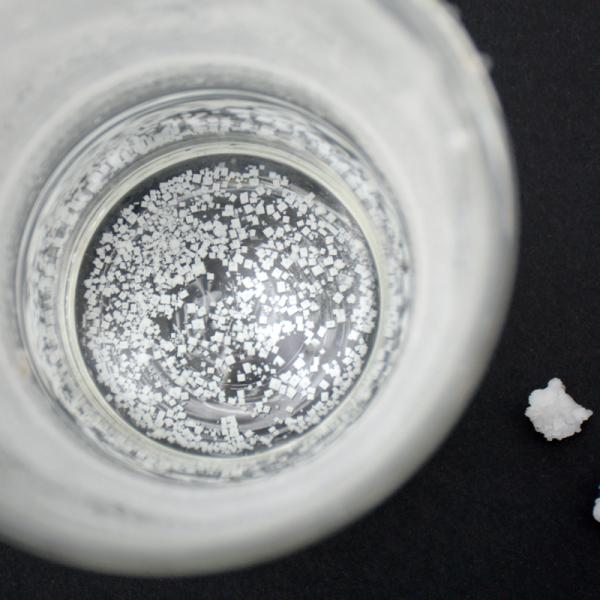 Glas Wasser mit Salzkristallen | Rechte: KiKA