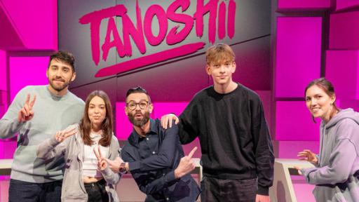 Tanoshii: Aku und Creator Lazar und Nico und Creatorin Janis stehen im Tanoshii-Studio. In der Mitte steht Moderator Nino Kerl.