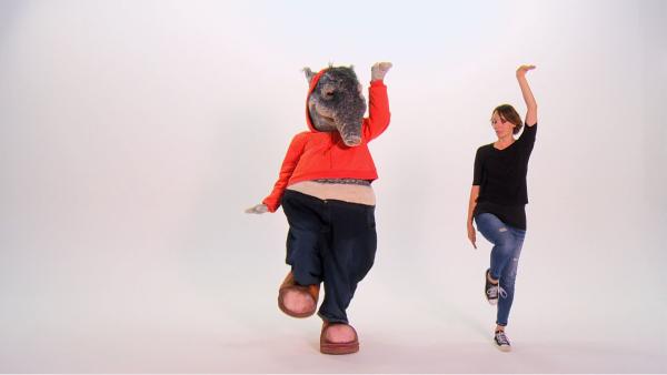 Tapir und Tanzlehrerin zeigen Tanzschritt | Rechte: KiKA TanzAlarm