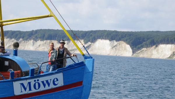 Singa fährt mit Alex auf einem Kutter raus auf die Ostsee, um vor den Kreidefelsen von Rügen nach Robben Ausschau zu halten. | Rechte: KiKA/ZDF/Franziska Rülke