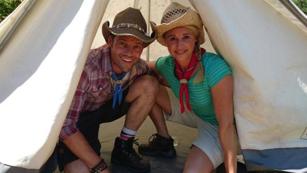 Alex und Singa machen Ferien im Zelt. | Rechte: KiKA/MingaMedia