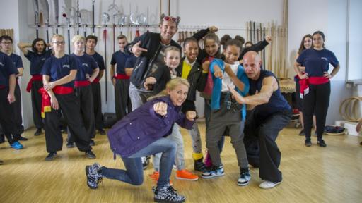 Die TanzAlarm-Crew ist in einer Kung-Fu-Schule.