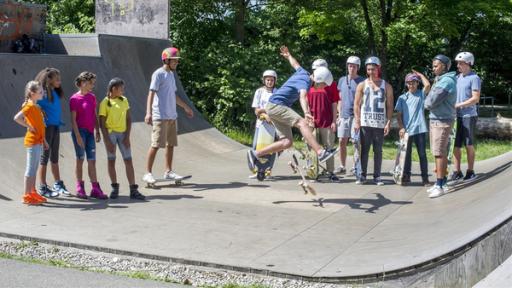 Die TA Kids schauen sich an, was die Skater so drauf haben.