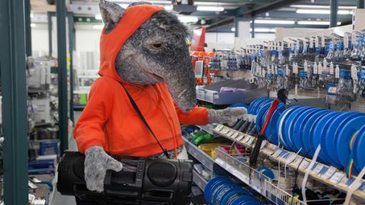 Der TanzTapir sucht in den Gängen des Baumarktes nach Batterien für seinen Ghettoblaster.