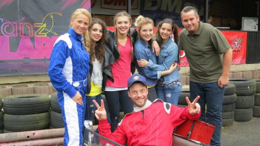 Singa ist mit den TanzAlarm Kids und Alex auf der Kartbahn.