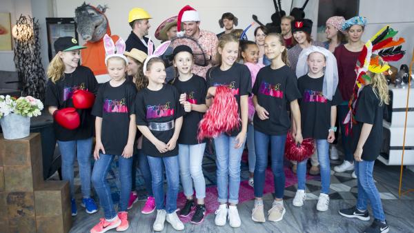 Die TanzAlarm-Kids, Singa und Kumpel Oskar helfen dem TanzTapir aus der Schlinge. | Rechte: KiKA/MingaMedia