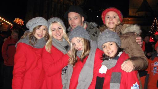 Singa und Alex mit den TANZALARM!-Kids auf dem Erfurter Weihnachtsmarkt