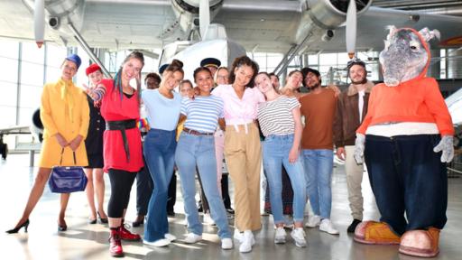 TanzTapir freut sich indessen mit Mai Cocopelli, den TanzAlarm-Kids und den Besuchern im Flugzeugmuseum über einen Tag, der wie im Flug vorüber geht.