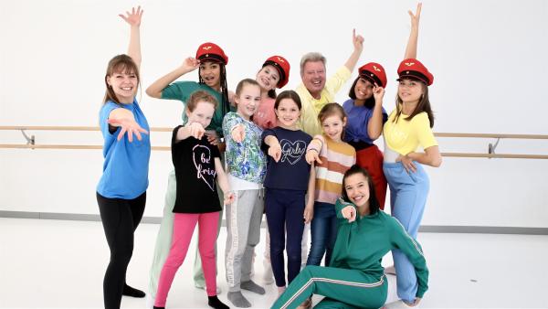 Volker platzt ins TanzTraining der TanzAlarm  Kids und gemeinsam singen sie "Tschu tschu wah - Die Eisenbahn". | Rechte: KiKA/MingaMedia/Holger Kast
