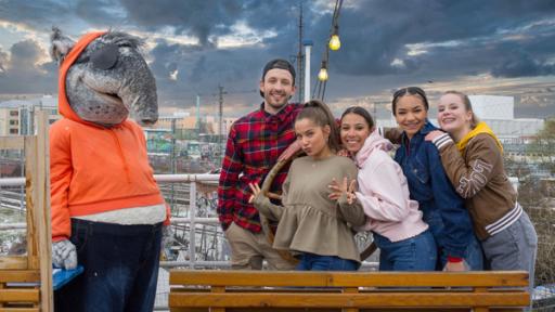 Die TanzAlarm-Kids treffen Nilsen auf einem Schiff mitten in der Stadt.