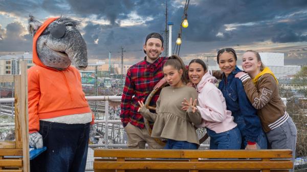 Die TanzAlarm Kids treffen Nilsen auf einem Schiff mitten in der Stadt. | Rechte: KiKA/MingaMedia/Ron Bergmann