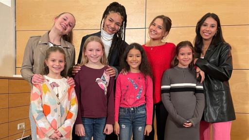 (Hintere Reihe von links): Larissa, Hannah, Käthe und Luna überraschen die neuen TanzAlarm-Kids (vordere Reihe von links): Nika, Viktoria, Laura und Sophia.