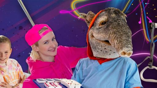 Laura, Viktoria und Sophia helfen TanzTapir beim Pakete austragen und treffen dabei auf Kindermusikerin Mai Cocopelli.