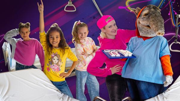 Laura, Viktoria und Sophia helfen TanzTapir beim Pakete austragen und treffen dabei auf Kindermusikerin Mai Cocopelli. | Rechte: KiKA/MingaMedia/Ron Bergmann