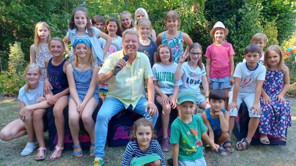 Volker Rosin feiert mit Alina, Kilian und ihren Freunden eine super Gartenparty. | Rechte: KiKA/Anne Reichenbach
