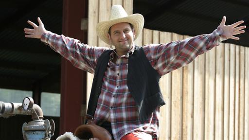 Tom hoch zu Ross? Das kann nicht gut gehen und schon gar nicht als verkappter Cowboy. Aber er wird ja von Singa und den TANZALARM!-Kids unterstützt.