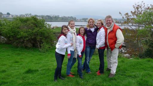 Singa, Volker und die Tanzalarm Kids verschlägt es auf die „Grüne Insel“, Irland. Neben gruseligen Ruinen und wunderschöner Landschaft, sehen sie einem irischen Instrumentenbauer über die Schulter.