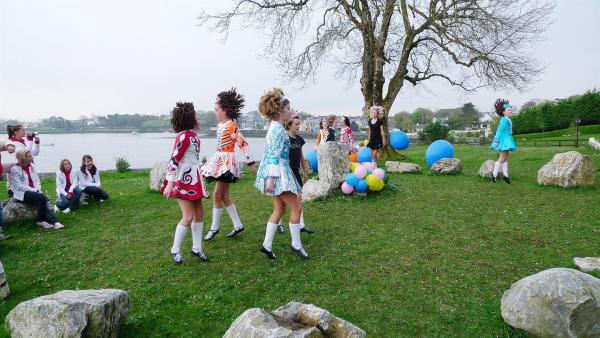 Singa, Volker und die Tanzalarm Kids verschlägt es auf die „Grüne Insel“, Irland. Sie lernen den „Irish Dance“ kennen, und dabei wird es richtig akrobatisch. | Rechte: KI.KA/ZDF/MingaMedia