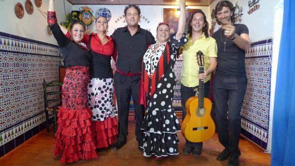 TANZALARM! - Auf Europatour; Tanzalarm auf Tour in Spanien. Tom ist zu Gast bei einer Flamenco Gruppe. | Rechte: KI.KA/ZDF/MingaMedia