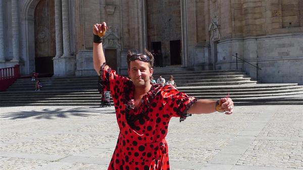 Tom versucht sich in Cadiz (Spanien) als Flamenco Tänzerin. | Rechte: KI.KA/ZDF/MingaMedia