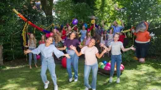 TanzAlarm Kids tanzen im Garten zu "Happy".
