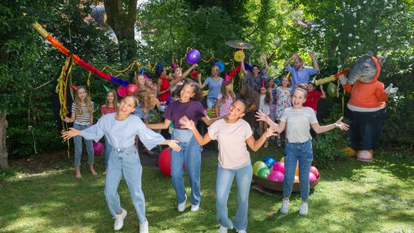 TanzAlarm Kids tanzen im Garten zu "Happy".<br/> | Rechte: KiKA