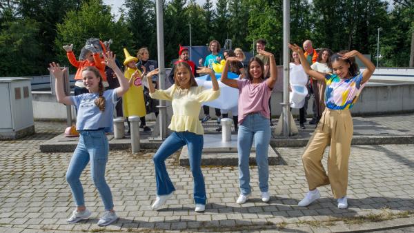 Die TanzAlarm Kids singen und tanzen zu ihrem Lied "Ohne Wasser geht gar nix!". | Rechte: KiKA