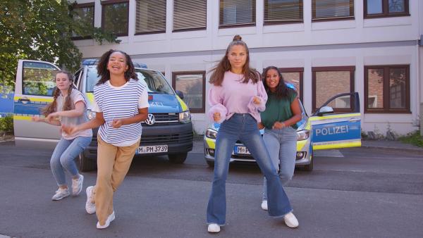 Die TanzAlarm Kids Song tanzen ihren Song "Hää" vor dem Polizeirevier. | Rechte: KiKA