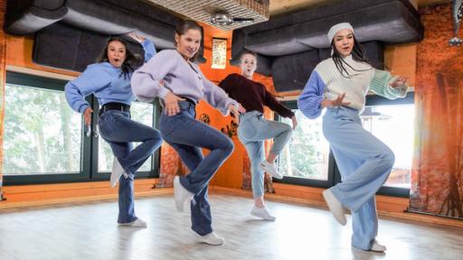 Luna, Käthe, Larissa und Hannah im Andersrumhaus.