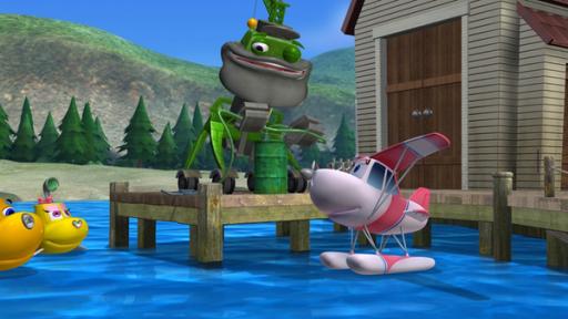 Rechte: KiKA/Mike Young Productions Das Flugzeug Suzie liegt mittig im Wasser vor dem Bootssteg, auf dem der Kran steht. Die gelben U-Boote Bess und Timmy sind links neben dem Steg an der Wasseroberfläche.