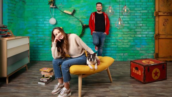 Soraya und Tim mit Hund Jimmy im "Team Timster"-Studio | Rechte: KiKA/Carlo Bansini