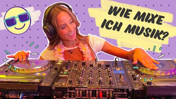 DJ-Soraya J. mixt die perfekte Antwort für Team Timster Zuschauer Vincenz. | Rechte: KiKA