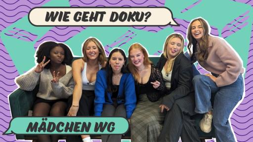 Auf einem grünen Sofa sitzen die Mädchen aus der Sendung „Mädchen-WG“. Ganz rechts sitzt Soraya. Alle lachen. Über den Mädchen und Soraya ist eine Tafel mit der der Frage: Wie geht Doku?