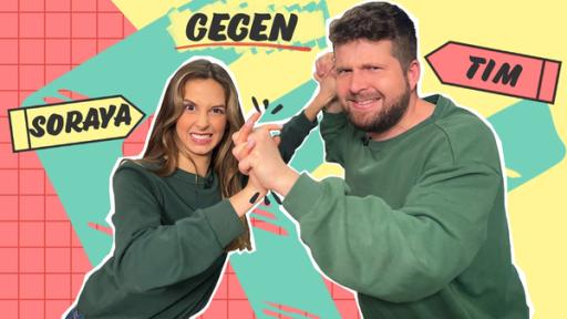 Soraya und Tim stehen sich rangelnd gegenüber. Ihr Hände sind verschränkt, sie schauen grimmig in die Kamera. Auf kleinen Grafiken neben ihren Köpfen die Wörter Soraya gegen Tim.