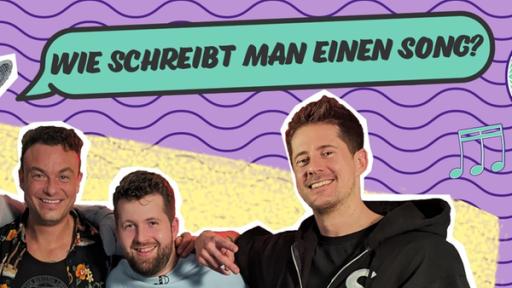 DIKKA, Dag, Tim und Vince. Rechts neben Vince sind eine Discokugel und Noten. Oben ist eine Sprechblase mit dem Text Wie schreibt man einen Song?.