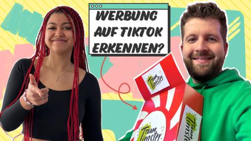 Links steht TikTokerin tabeajoanna. Rechts steht Tim mit einer roten Frühstücksflockenpackung in der Hand. Zwischen den beiden ist etwas oberhalb eine Tafel mit dem Text: Werbung auf TikTok erkennen?