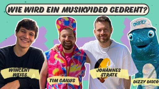 Wincent Weiss, Tim, Johannes Strate (Sänger der Band Revolverheld) und Dizzy Disco stehen nebeneinander. Sie lächeln. Oben die Frage Wie wird ein Musikvideo gedreht.